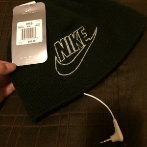 Tuque with plug in for iPod